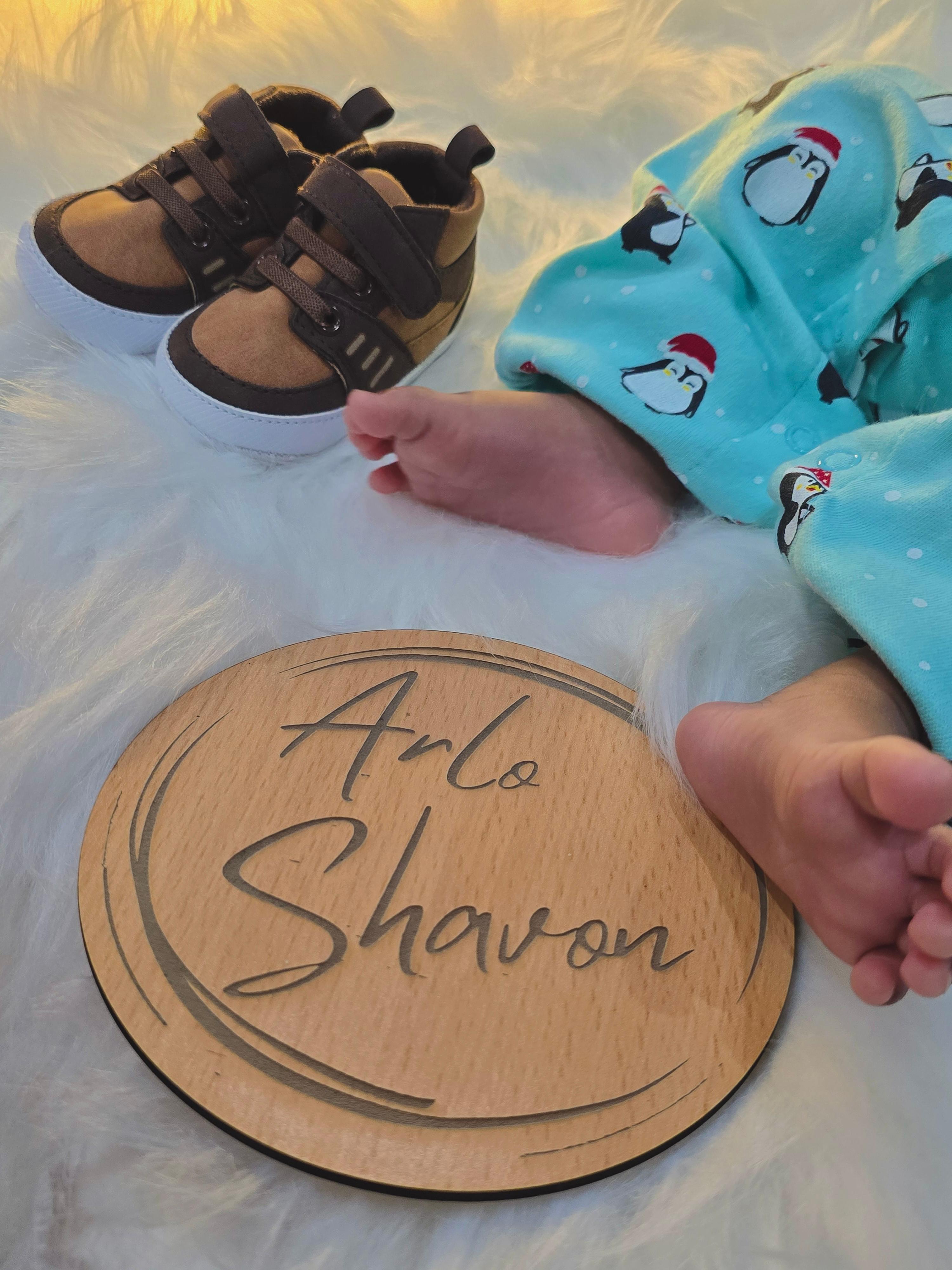 Wooden plaque with Arlo Sharon engraved, with baby shoes